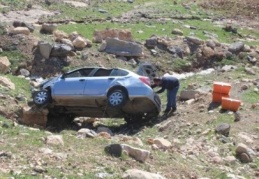 Uçuruma yuvarlanan otomobilde can kaybı olmadı