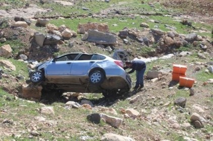 Uçuruma yuvarlanan otomobilde can kaybı olmadı