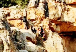 Uçurumda mahsur kalan keçiye kurtarma operasyonu