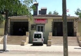 Uçuşan fiş ve faturaları toplamak için araçtan inen sürücüye kamyonet çarptı 
