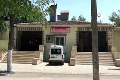 Uçuşan fiş ve faturaları toplamak için araçtan inen sürücüye kamyonet çarptı 