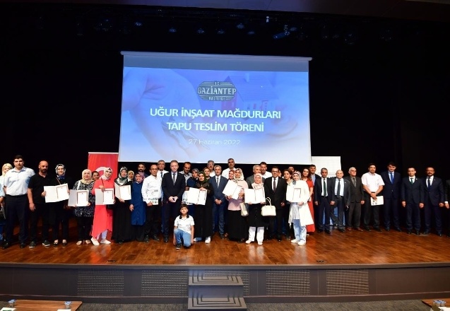 Uğur İnşaat mağdurları tapularına kavuştu