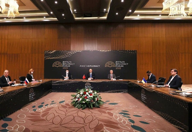 Ukrayna ve Rusya Dışişleri Bakanları, Çavuşoğlu eşliğinde görüştü