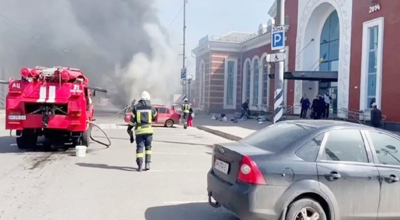 Ukrayna'da sivillerin tahliye edildiği tren istasyonuna füzeyle saldırı