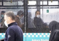 Ulaşım araçlarını kullanan ve kalabalık iş yerlerinde çalışanlar çift maske kullanmalı