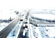 Ulaşıma kapanan otoyolda tırların oluşturduğu uzun kuyruk drone ile havadan görüntülendi