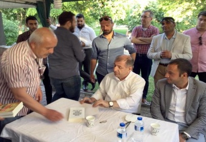 Ümit Özdağ kitaplarını imzaladı