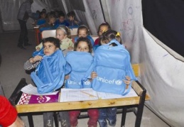 UNICEF, savaş mağduru çocuklara kırtasiye dağıttı