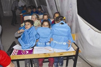 UNICEF, savaş mağduru çocuklara kırtasiye dağıttı