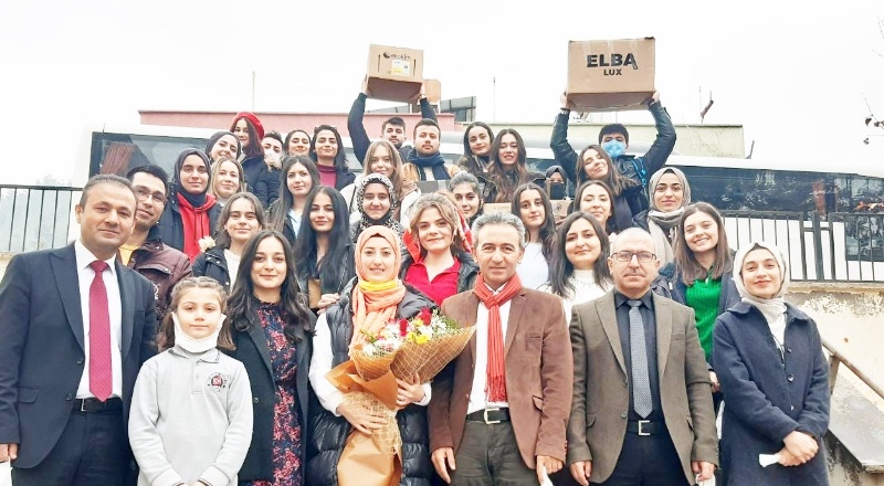 Üniversite öğrencileri ilkokula kütüphane kurdu