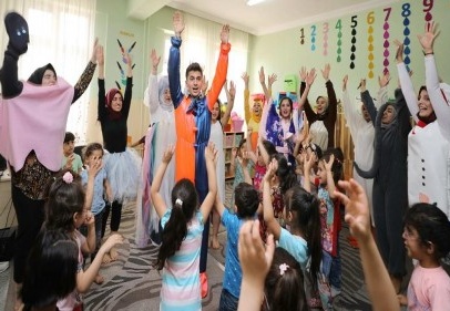 Üniversite öğrencileri minikleri doyasıya eğlendirdi 