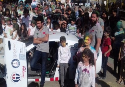 Üniversite öğrencileri ürettikleri yerli elektrikli araç "Ecotron-3" ile bahar şenliğinde 