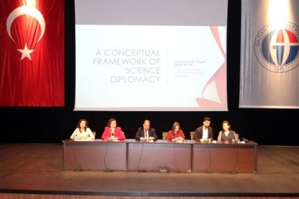 Üniversite öğrencilerine bilim diplomasisi anlatıldı