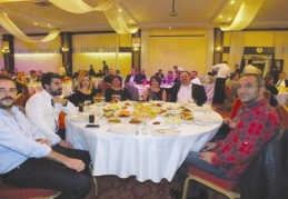 Üniversite öğrencilerine burs vermek için gece düzenlediler