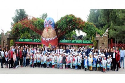 Üniversite öğrencileriyle birlikte hayvanat bahçesinde keyifli saatler geçirdiler
