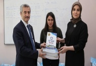 Üniversite sınavına hazırlanan öğrencileri ziyarete ederek kitap dağıttı