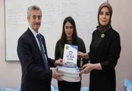 Üniversite sınavına hazırlanan öğrencileri ziyarete ederek kitap dağıttı