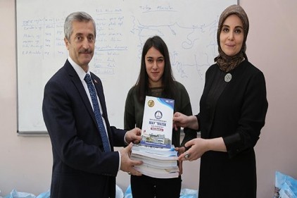 Üniversite sınavına hazırlanan öğrencileri ziyarete ederek kitap dağıttı
