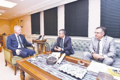 Üniversitede Tekstil Bölümünü seçecek öğrencilere asgari ücret kadar burs