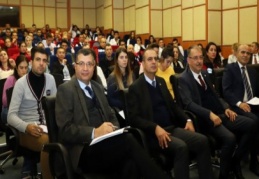 “Üniversiteler, sadece eğitim vermekle yetinmemeli“