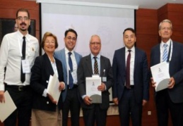 Üniversitelerin birinci görevi de çatısı altında bilgi üretmektir