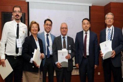 Üniversitelerin birinci görevi de çatısı altında bilgi üretmektir