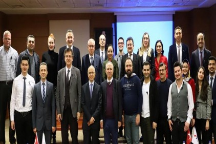 Üniversitelerin görevlerinden biri gençlere bilgi üretmeyi öğretmek