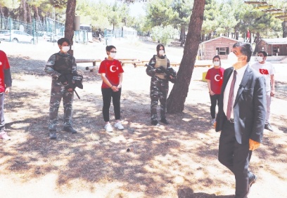 Üniversiteli öğrencilerle sohbet etti