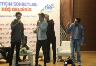 Ünlü radyocuların gençlerle sohbeti eğlenceli anlara sahne oldu
