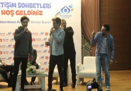 Ünlü radyocuların gençlerle sohbeti eğlenceli anlara sahne oldu