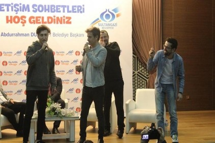 Ünlü radyocuların gençlerle sohbeti eğlenceli anlara sahne oldu