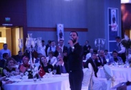 Ünlü türkücü Alişan gala gecesine renk kattı