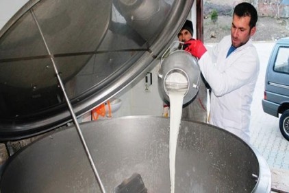 Üreticiden 1 TL&#039;ye alınan süt tüketiciye 3 TL&#039;ye satılıyor
