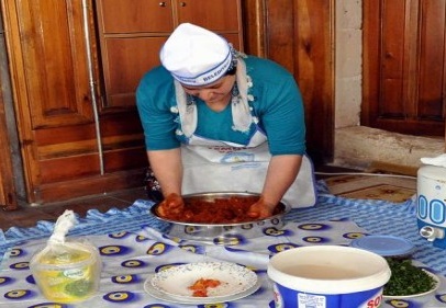 Üretilen ürünler, Tarihi Gümrük Hanı’nda satılıyor