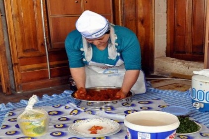 Üretilen ürünler, Tarihi Gümrük Hanı&#8217;nda satılıyor