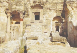 Urfa’daki 2000 yıllık kaya mezarları hayran bırakıyor