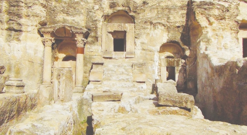 Urfa’daki 2000 yıllık kaya mezarları hayran bırakıyor