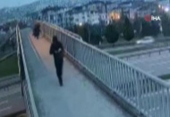 Üst geçitte karşılaştığı kadının çantasını böyle gasp etti