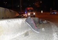 Üst geçitten aşağı uçan otomobildeki 1 kişi öldü, 2 kişi yaralandı
