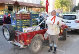 Üstü açık aracını seyyar manav haline getirdi