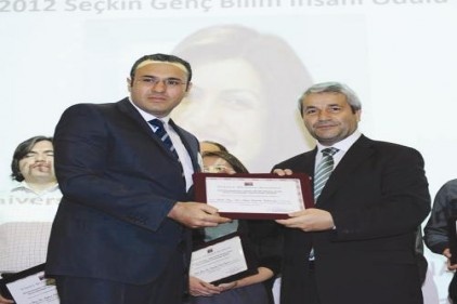 Üstün başarı ödülü aldı