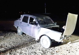 Uyarı levhasına çarpan araç şarampole uçtu