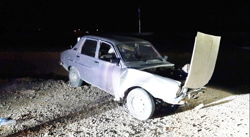 Uyarı levhasına çarpan araç şarampole uçtu