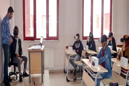 Uygulamalı ders eğitimi ve yangın söndürme tatbikatı verildi