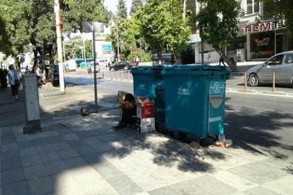 Uyku çöplerin arasında yakalamış!