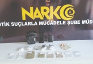 Uyuşturucu baskınında silah ve bıçak ele geçirildi