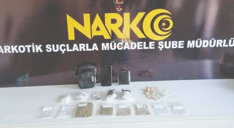 Uyuşturucu baskınında silah ve bıçak ele geçirildi