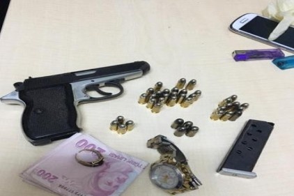Uyuşturucu bulunduran 3 kişi gözaltına alındı