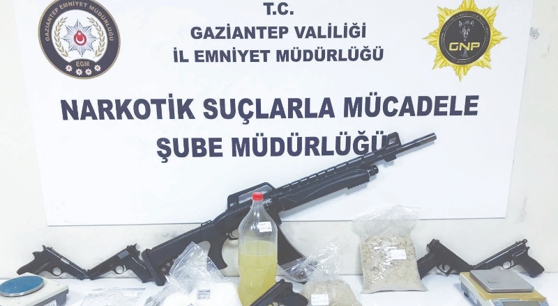 Uyuşturucu madde, silah ve para ele geçirildi