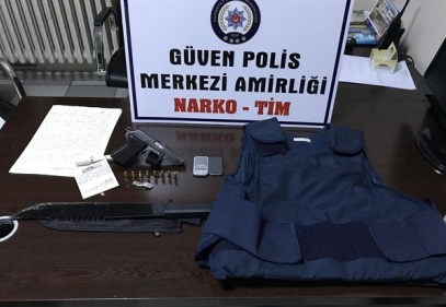 Uyuşturucu operasyonunda çelik yelek ele geçirildi 